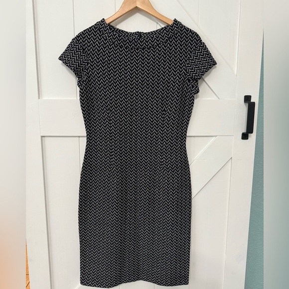 St. John Collection Lela Chevron Tweed Knit Wool
Sheath Dress size 8 - Picture 1 of 17